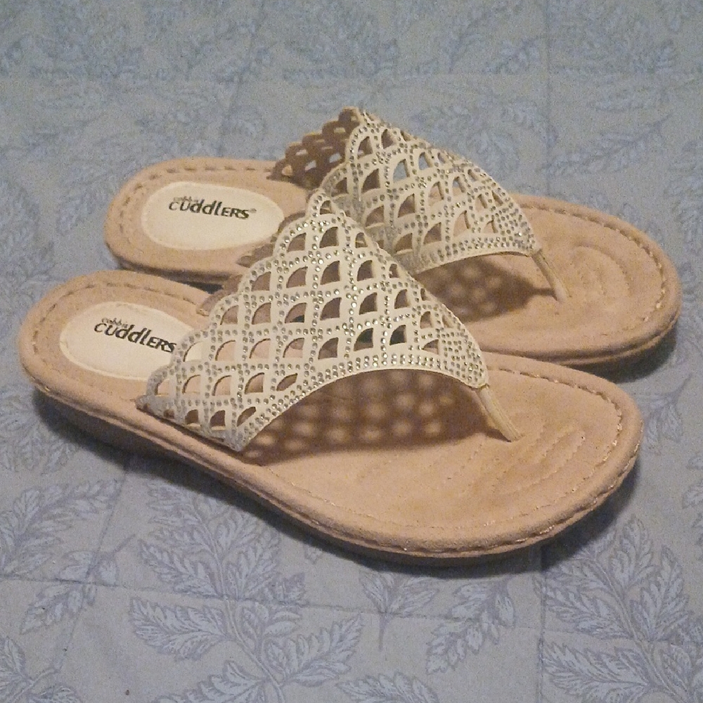 Cobbie Cuddlers Size 7W Womens Flip Flops With Design & Studding